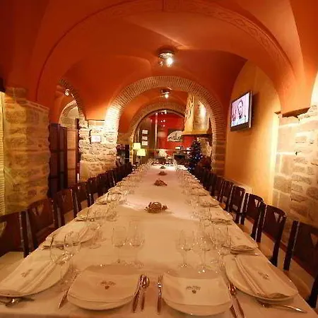 Usias Hotel 3*
